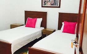 Casa Helga a dos cuadras de la Basílica, casa entera con jardín amplio, 6 habitaciones, 5 baños, cocina, comedor y sala de TV